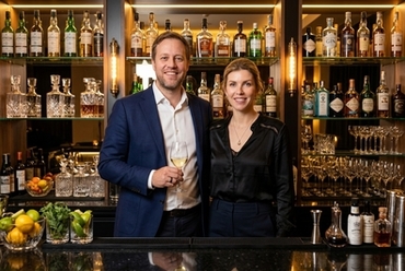 HILTON - in the bar